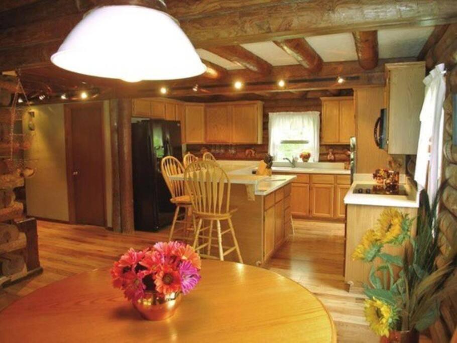 בלומינגטון Acorn Resort A Unique Retreat Cabin, 13 Acres Land מראה חיצוני תמונה